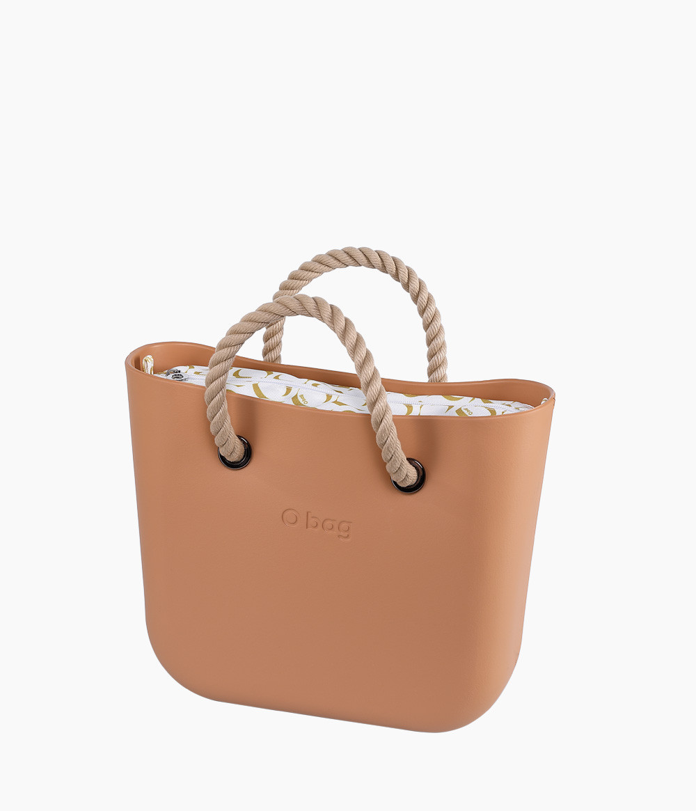 O bag Mini Rum med Logo Rum innerväska och korta naturfärgade rephandtag. Vinklad