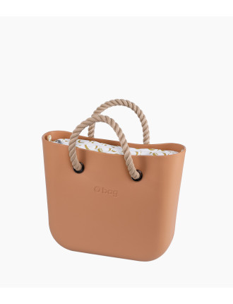 O bag Mini Rum med Logo Rum innerväska och korta naturfärgade rephandtag. Vinklad