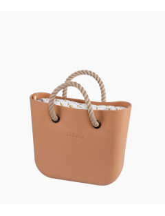 O bag Mini Rum med Logo Rum innerväska och korta naturfärgade rephandtag. Vinklad