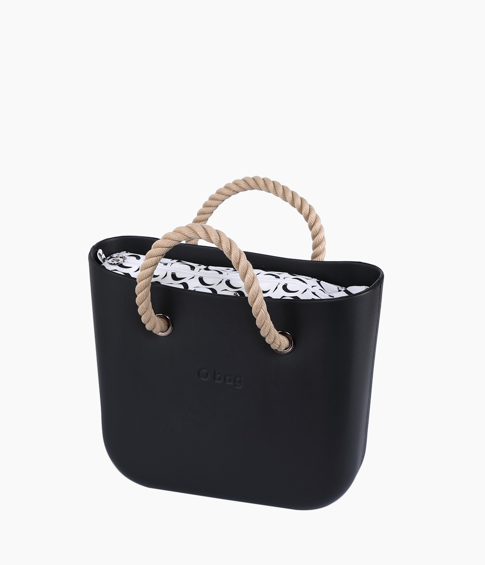 O bag Mini Nero med Logo Black innerväska och korta naturfärgade rephandtag.